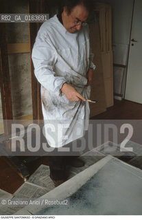Caption: Nome: .SANTOMASO GIUSEPPE.Descrizione: .ARTE PITTORE NEL SUO STUDIO.Credit: ©Graziano Arici/Rosebud2 / Costo: .A.Nazione: .ITALIA.Cittˆ: ..Data: .1982