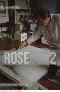 Caption: Nome: .SANTOMASO GIUSEPPE.Descrizione: .ARTE PITTORE NEL SUO STUDIO.Credit: ©Graziano Arici/Rosebud2 / Costo: .A.Nazione: .ITALIA.Cittˆ: ..Data: .1982