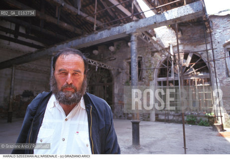Nome:.SZEEMANN HARALD.Descrizione:.CRITICO DARTE STORICO DIRETTORE DEL SETTORE ARTI VISIVE DELLA BIENNALE / ARSENALE DI VENEZIA.ART CRITIC HISTORICAL DIRECTOR OF THE BIENNALES VISUAL ARTS SECTOR  / ARSENALE OF VENICE.Credit:.Graziano Arici/Rosebud2/.Costo:.A.Nazione:.SVIZZERA.SWISS.Cittˆ:.VENEZIA.VENICE.Data:.1999