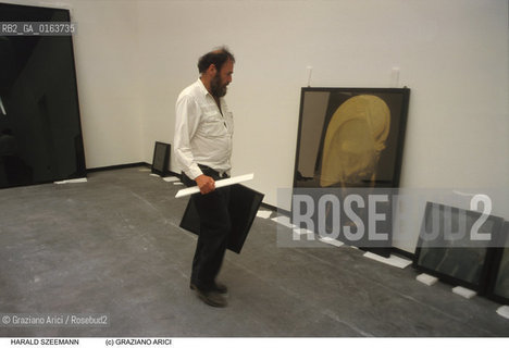 Nome:.SZEEMANN HARALD.Descrizione:.CRITICO DARTE STORICO DIRETTORE DEL SETTORE ARTI VISIVE DELLA BIENNALE / HARALD SZEEMANN  AL PADIGLIONE ITALIA.ART CRITIC HISTORICAL DIRECTOR OF THE BIENNALES VISUAL ARTS SECTOR  /   HARALD SZEEMANN AT THE ITALIAN PAVILION.Credit:.Graziano Arici/Rosebud2/.Costo:.A.Nazione:.SVIZZERA.SWISS.Cittˆ:.VENEZIA.VENICE.Data:.1999