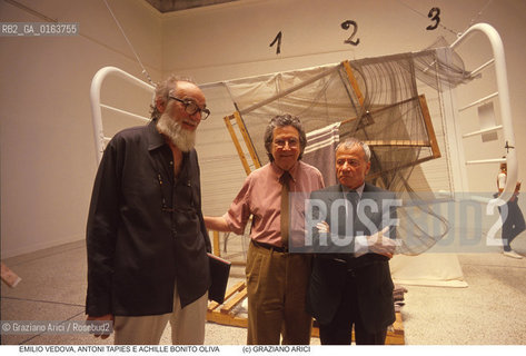 Nome: .TAPIES  ANTONI.Descrizione: .ARTE / LETTO BIENNALE CON IL CRITICO ACHILLE BONITO OLIVA ED EMILIO VEDOVA.Credit: ©Graziano Arici/Rosebud2 / Costo: .A.Nazione: .SPAGNA.Cittˆ: .VENEZIA.Data: .1993.
