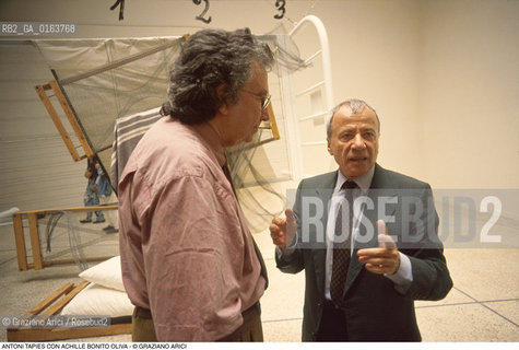 Caption: Nome: .TAPIES  ANTONI.Descrizione: .ARTE BIENNALE / CON IL CRITICO ACHILLE BONITO OLIVA.Credit: ©Graziano Arici/Rosebud2 / Costo: .A.Nazione: .SPAGNA.Cittˆ: ..Data: .1993