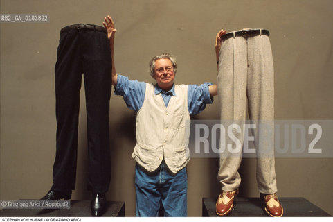 Caption: Nome: .VON HUENE STEPHAN.Descrizione: .ARTE / SCARPA PANTALONI AUTOMA BIENNALE.Credit: ©Graziano Arici/Rosebud2 / Costo: .A.Nazione: .GERMANIA.Cittˆ: ..Data: .1995