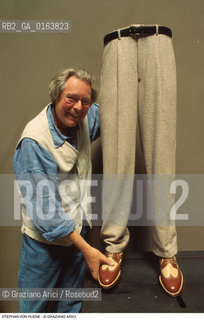 Caption: Nome: .VON HUENE STEPHAN.Descrizione: .ARTE / SCARPA PANTALONI AUTOMA BIENNALE.Credit: ©Graziano Arici/Rosebud2 / Costo: .A.Nazione: .GERMANIA.Cittˆ: ..Data: .1995