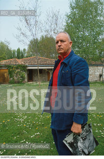 Caption: Nome: .ZIGAINA GIUSEPPE.Descrizione: .ARTE PITTORE / NEL GIARDINO DI CASA CON FOTO DI PASOLINI.Credit: ©Graziano Arici/Rosebud2 / Costo: .A.Nazione: .ITALIA.Cittˆ: ..Data: .1988