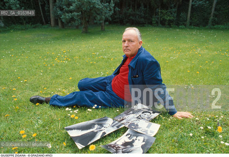 Caption: Nome: .ZIGAINA GIUSEPPE.Descrizione: .ARTE PITTORE / NEL GIARDINO DI CASA CON FOTO DI PASOLINI.Credit: ©Graziano Arici/Rosebud2 / Costo: .A.Nazione: .ITALIA.Cittˆ: ..Data: .1988