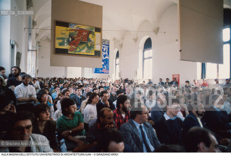 Caption: Nome: .AULA MAGNA DELLISTITUTO UNIVERSITARIO DI ARCHITETTURA DI VENEZIA IUAV.Descrizione: .ARCHITETTURA ARCHITETTO / DURANTE UNA CONFERENZA DI PAOLO CECCARELLI.Credit: ©Graziano Arici/Rosebud2 / Costo: .A.Nazione: .ITALIA.Cittˆ: ..Data: .1987