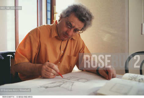 Nome: .BOTTA MARIO .Descrizione: .ARCHITETTURA ARCHITETTO/MENTRE DISEGNA.Credit: ©Graziano Arici/Rosebud2 / Costo: .A.Nazione: .SVIZZERA.Cittˆ: .VENEZIA.Data: .1996.