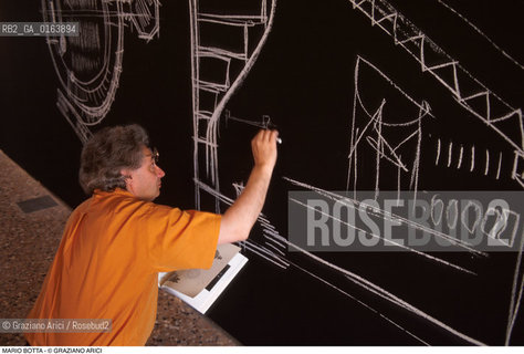 Caption: Nome: .BOTTA MARIO .Descrizione: .ARCHITETTURA ARCHITETTO/MENTRE DISEGNA.Credit: ©Graziano Arici/Rosebud2 / Costo: .A.Nazione: .SVIZZERA.Cittˆ: ..Data: .1996