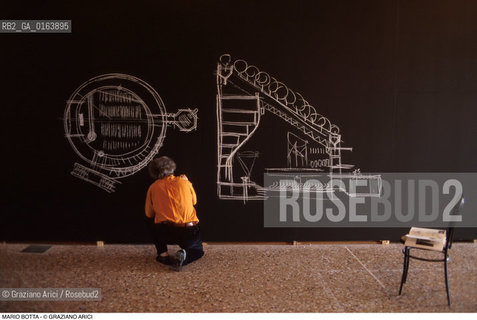 Caption:  Nome: .BOTTA MARIO .Descrizione: .ARCHITETTURA ARCHITETTO/MENTRE DISEGNA.Credit: ©Graziano Arici/Rosebud2 / Costo: .A.Nazione: .SVIZZERA.Cittˆ: ..Data: .1996