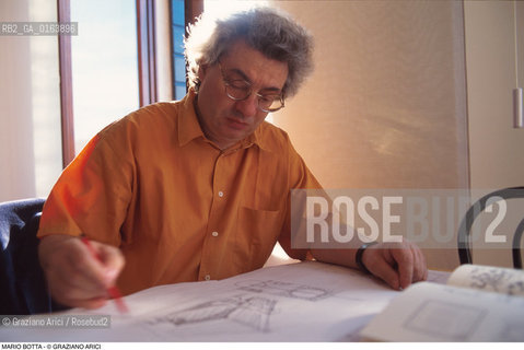 Caption: Nome: .BOTTA MARIO .Descrizione: .ARCHITETTURA ARCHITETTO/MENTRE DISEGNA.Credit: ©Graziano Arici/Rosebud2 / Costo: .A.Nazione: .SVIZZERA.Cittˆ: ..Data: .1996