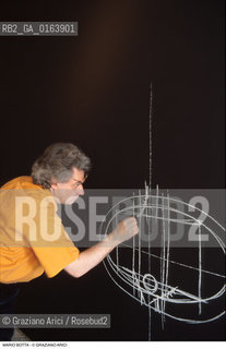 Caption: Nome: .BOTTA MARIO .Descrizione: .ARCHITETTURA ARCHITETTO/MENTRE DISEGNA.Credit: ©Graziano Arici/Rosebud2 / Costo: .A.Nazione: .SVIZZERA.Cittˆ: ..Data: .1996