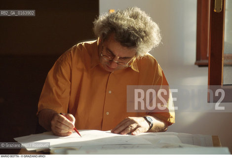 Caption: Nome: .BOTTA MARIO .Descrizione: .ARCHITETTURA ARCHITETTO/MENTRE DISEGNA.Credit: ©Graziano Arici/Rosebud2 / Costo: .A.Nazione: .SVIZZERA.Cittˆ: ..Data: .1996