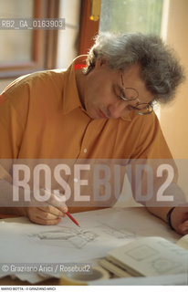 Caption: Nome: .BOTTA MARIO .Descrizione: .ARCHITETTURA ARCHITETTO/MENTRE DISEGNA.Credit: ©Graziano Arici/Rosebud2 / Costo: .A.Nazione: .SVIZZERA.Cittˆ: ..Data: .1996