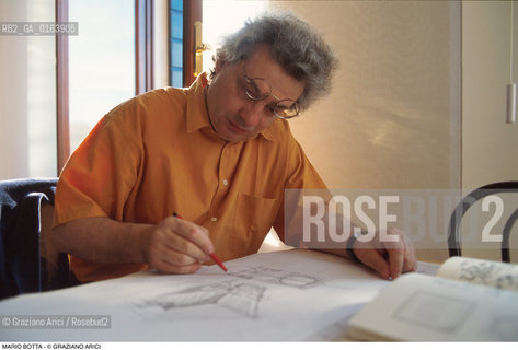 Caption: Nome: .BOTTA MARIO .Descrizione: .ARCHITETTURA ARCHITETTO/MENTRE DISEGNA.Credit: ©Graziano Arici/Rosebud2 / Costo: .A.Nazione: .SVIZZERA.Cittˆ: ..Data: .1996