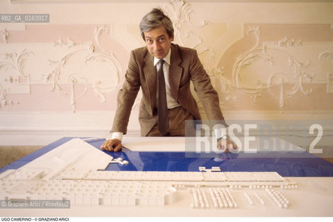 Caption: Nome: .CAMERINO UGO.Descrizione: .ARCHITETTURA ARCHITETTO/CON IL PLASTICO DEL SUO PROGETTO PER LISOLA DEL TRONCHETTO.Credit: ©Graziano Arici/Rosebud2 / Costo: .A.Nazione: .ITALIA.Cittˆ: ..Data: .1990