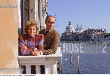 Caption: Nome: .FOSCARI ANTONIO.Descrizione: .ARCHITETTURA ARCHITETTO STORICO SAGGISTA/CON LA MOGLIE SUL BALCONE DELLA SUA CASA A VENEZIA.Credit: ©Graziano Arici/Rosebud2 / Costo: .A.Nazione: .ITALIA.Cittˆ: ..Data: .1990