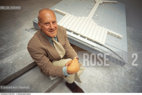 Caption: Nome: .NORMAN FOSTER.Descrizione: .ARCHITETTURA ARCHITETTO/CON PLASTICO AEREOPORTO.Credit: ©Graziano Arici/Rosebud2 / Costo: .A.Nazione: .GRAN BRETAGNA.Cittˆ: ..Data: .1996