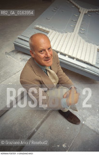Caption: Nome: .NORMAN FOSTER.Descrizione: .ARCHITETTURA ARCHITETTO/CON PLASTICO AEREOPORTO.Credit: ©Graziano Arici/Rosebud2 / Costo: .A.Nazione: .GRAN BRETAGNA.Cittˆ: ..Data: .1996