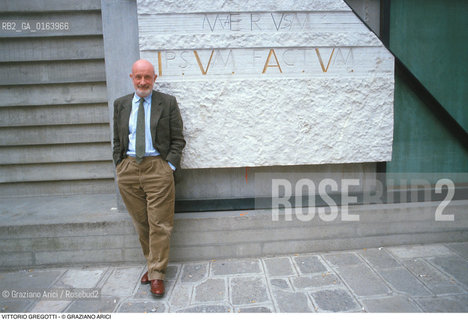 Caption: Nome: .GREGOTTI VITTORIO.Descrizione: .ARCHITETTURA ARCHITETTO/DAVANTI LA PORTA DELLUNIVERSITA DI ARCHITETTURA.Credit: ©Graziano Arici/Rosebud2 / Costo: .A.Nazione: .ITALIA.Cittˆ: ..Data: .1990