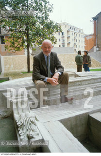 Caption: Nome: .GREGOTTI VITTORIO.Descrizione: .ARCHITETTURA ARCHITETTO/ALLINGRESSO  DELLUNIVERSITA DI ARCHTETTURA.Credit: ©Graziano Arici/Rosebud2 / Costo: .A.Nazione: .ITALIA.Cittˆ: ..Data: .1990