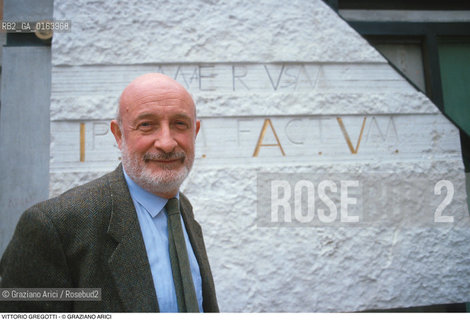 Caption: Nome: .GREGOTTI VITTORIO.Descrizione: .ARCHITETTURA ARCHITETTO/DAVANTI LA PORTA DELLUNIVERSITA DI ARCHITETTURA.Credit: ©Graziano Arici/Rosebud2 / Costo: .A.Nazione: .ITALIA.Cittˆ: ..Data: .1990
