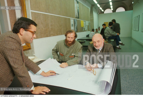 Caption: Nome: .GREGOTTI VITTORIO.Descrizione: .ARCHITETTURA ARCHITETTO / CON STUDENTI ALLUNIVERSITA.Credit: ©Graziano Arici/Rosebud2 / Costo: .A.Nazione: .ITALIA.Cittˆ: ..Data: .1990
