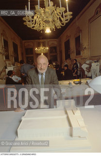 Caption: Nome: .GREGOTTI VITTORIO.Descrizione: .ARCHITETTURA ARCHITETTO/CON PLASTICO NEL SUO STUDIO.Credit: ©Graziano Arici/Rosebud2 / Costo: .A.Nazione: .ITALIA.Cittˆ: ..Data: .1990
