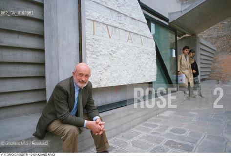 Caption: Nome: .GREGOTTI VITTORIO.Descrizione: .ARCHITETTURA ARCHITETTO/DAVANTI LA PORTA DELLUNIVERSITA DI ARCHITETTURA.Credit: ©Graziano Arici/Rosebud2 / Costo: .A.Nazione: .ITALIA.Cittˆ: ..Data: .1990