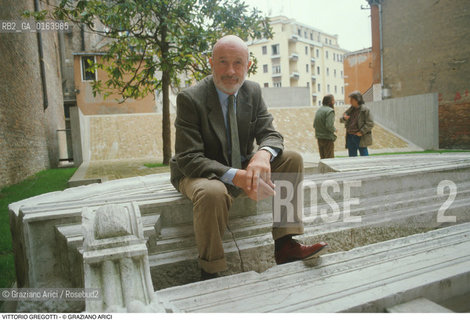 Caption: Nome: .GREGOTTI VITTORIO.Descrizione: .ARCHITETTURA ARCHITETTO/ALLINGRESSO  DELLUNIVERSITA DI ARCHTETTURA.Credit: ©Graziano Arici/Rosebud2 / Costo: .A.Nazione: .ITALIA.Cittˆ: ..Data: .1990