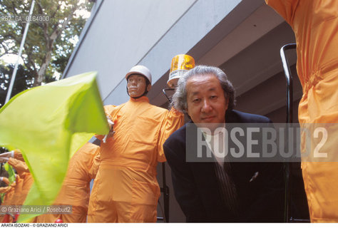Caption: Nome: .ISOZAKI ARATA.Descrizione: .ARCHITETTO/DAVANTI IL PADIGLIONE DEL GIAPPONE ALLA BIENNALE ARCHITETTURA.Credit: ©Graziano Arici/Rosebud2 / Costo: .A.Nazione: .GIAPPONE.Cittˆ: ..Data: .1996