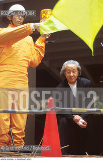 Caption: Nome: .ISOZAKI ARATA.Descrizione: .ARCHITETTO/DAVANTI IL PADIGLIONE DEL GIAPPONE ALLA BIENNALE ARCHITETTURA.Credit: ©Graziano Arici/Rosebud2 / Costo: .A.Nazione: .GIAPPONE.Cittˆ: ..Data: .1996