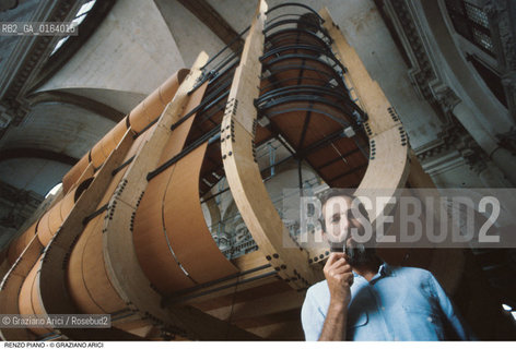 Caption: Nome: .PIANO RENZO.Descrizione: .ARCHITETTURA ARCHITETTO/DAVANTI LA STRUTTURA DELLOPERA IL PROMETEO ALLINTERNO DELLA CHIESA DI SAN LORENZO.Credit: ©Graziano Arici/Rosebud2 / Costo: .A.Nazione: .ITALIA.Cittˆ: ..Data: .1984
