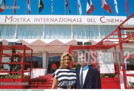 Caption: Nome: .PORTOGHESI PAOLO.Descrizione: .ARCHITETTURA ARCHITETTO/CON LA MOGLIE ALLA MOSTRA DEL CINEMA.Credit: ©Graziano Arici/Rosebud2 / Costo: .A.Nazione: .ITALIA.Cittˆ: ..Data: .1985