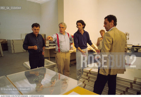 Caption: Nome: .ROSSI ALDO.Descrizione: .ARCHITETTURA ARCHITETTO/CON PETER EISEMAN ALLA BIENNALE ARCHITETTURA.Credit: ©Graziano Arici/Rosebud2 / Costo: .A.Nazione: .ITALIA.Cittˆ: ..Data: .1992
