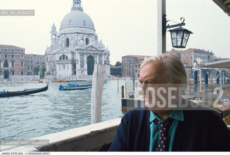 Caption: Nome: .STIRLING JAMES.Descrizione: .ARCHITETTURA ARCHITETTO/SULLO SFONDO LA BASILICA DELLA SALUTE A VENEZIA.Credit: ©Graziano Arici/Rosebud2 / Costo: .A.Nazione: .GRAN BRETAGNA.Cittˆ: ..Data: .1992