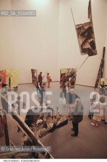 Localizzazione:.VENEZIA / CASTELLO.VENICE  / CASTELLO.Oggetto:.Soggetto:.XLIV ESPOSIZIONE INTERNAZIONALE DARTE LA BIENNALE DI VENEZIA / ABSURDES BERLINER TAGEBUCH,  OPERA DI EMILIO VEDOVA AL PADIGLIONE ITALIA.XLIV INTERNATIONAL ART EXHIBITION LA BIENNALE DI VENEZIA / EMILIO VEDOVAS WORK ABSURDES BERLINER TAGEBUCH  IN ITALY PAVILION.Cronologia:.Definizione Culturale:.   Autore:.   Stile:.   Editori/Stampatori:.   Committenza:.Materia e Tecnica:.Collocazione:.BIENNALE ARTE.Riproduzione Fotografica:.©Graziano Arici/Rosebud2 Copyright: ©Graziano Arici/Rosebud2 /  .Data:.1990.Costo:.A.