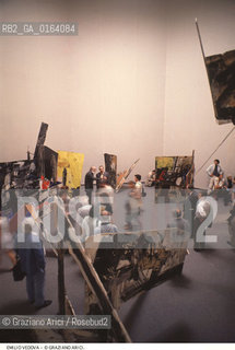 Localizzazione:.VENEZIA / CASTELLO.VENICE  / CASTELLO.Oggetto:.Soggetto:.XLIV ESPOSIZIONE INTERNAZIONALE DARTE LA BIENNALE DI VENEZIA / ABSURDES BERLINER TAGEBUCH,  OPERA DI EMILIO VEDOVA AL PADIGLIONE ITALIA.XLIV INTERNATIONAL ART EXHIBITION LA BIENNALE DI VENEZIA / EMILIO VEDOVAS WORK ABSURDES BERLINER TAGEBUCH  IN ITALY PAVILION.Cronologia:.Definizione Culturale:.   Autore:.   Stile:.   Editori/Stampatori:.   Committenza:.Materia e Tecnica:.Collocazione:.BIENNALE ARTE.Riproduzione Fotografica:.©Graziano Arici/Rosebud2 Copyright: ©Graziano Arici/Rosebud2 /  .Data:.1990.Costo:.A.