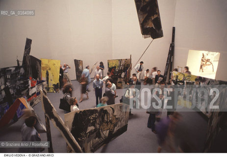 Localizzazione:.VENEZIA / CASTELLO.VENICE  / CASTELLO.Oggetto:.Soggetto:.XLIV ESPOSIZIONE INTERNAZIONALE DARTE LA BIENNALE DI VENEZIA / ABSURDES BERLINER TAGEBUCH,  OPERA DI EMILIO VEDOVA AL PADIGLIONE ITALIA.XLIV INTERNATIONAL ART EXHIBITION LA BIENNALE DI VENEZIA / EMILIO VEDOVAS WORK ABSURDES BERLINER TAGEBUCH  IN ITALY PAVILION.Cronologia:.Definizione Culturale:.   Autore:.   Stile:.   Editori/Stampatori:.   Committenza:.Materia e Tecnica:.Collocazione:.BIENNALE ARTE.Riproduzione Fotografica:.©Graziano Arici/Rosebud2 Copyright: ©Graziano Arici/Rosebud2 /  .Data:.1990.Costo:.A.