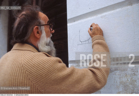 Caption: Nome: .VEDOVA EMILIO.Descrizione: .ARTE PITTORE / EMILIO VEDOVA MENTRE DISEGNA SU UN MURO.Credit: ©Graziano Arici/Rosebud2 / Costo: .A.Nazione: .ITALIA.Cittˆ: ..Data: .1990