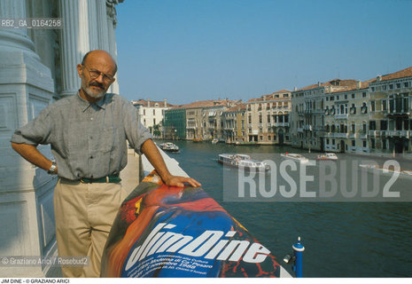 Nome: .DINE JIM.Descrizione: .ARTE PITTORE A VENEZIA / TERRAZZA DI CA PESARO / CON IL MANIFESTO DELLA SUA MOSTRA.Credit: ©Graziano Arici/Rosebud2 / Costo: .A.Nazione: .USA.Cittˆ: ..Data: .1988.