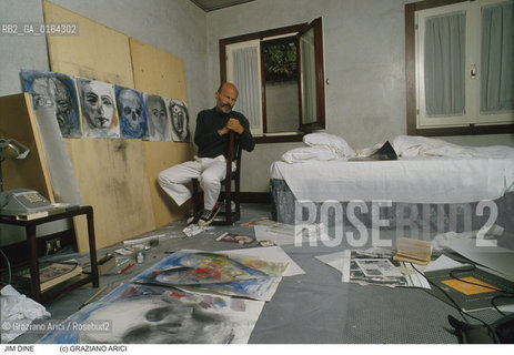 Nome: .DINE JIM.Descrizione: .ARTE PITTORE IN STUDIO CON CUORE E TESCHIO.Credit: ©Graziano Arici/Rosebud2 / Costo: .A.Nazione: .USA.Cittˆ: .VENEZIA.Data: .1988.