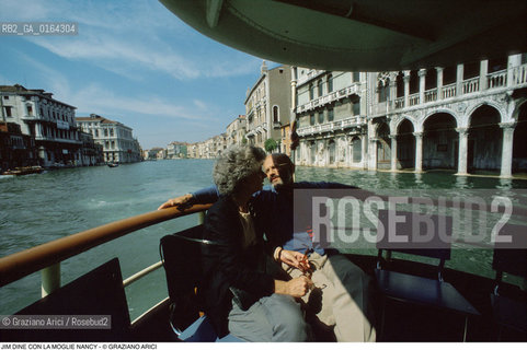 Nome: .DINE JIM.Descrizione: .ARTE PITTORE A VENEZIA / IN VAPORETTO / CON LA MOGLIE NANCY.Credit: ©Graziano Arici/Rosebud2 / Costo: .A.Nazione: .USA.Cittˆ: ..Data: .1988.