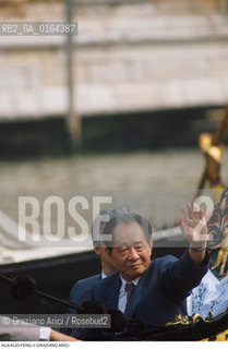 Caption: Nome:.HU YAOBANG.Descrizione:.POLITICO PRESIDENTE DEL PARTITO COMUNISTA CINESE (1981-82) SEGRETARIO GENERALE (1981-87) / IN GONDOLA A VENEZIA.POLITICAL PRESIDENT OF CHINESE COMUNIST PARTY (1981-82) SECRETARY GENERAL / IN GONDOLA IN VENICE.Credit:.G. ARICI/.Costo:.A.Nazione:.CINA.CHINA.Cittˆ:..Data:.1988