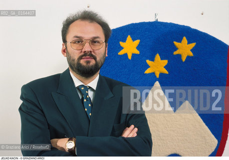 Caption: Nome: .KACIN JELKO.Descrizione: .POLITICO MINISTRO DELLA DIFESA DELLA REPUBBLICA SLOVENA / STEMMA DELLA SLOVENIA.Credit: ©Graziano Arici/Rosebud2 / Costo: .A.Nazione: .SLOVENIA.Cittˆ: .LUBIANA.Data: .1995