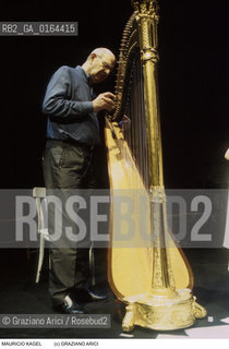 Nome:.KAGEL MAURICIO.Descrizione:.MUSICA CLASSICA COMPOSITORE / CON ARPA.CLASSIC MUSIC  COMPOSER / WITH HARP.Credit:.Graziano Arici/Rosebud2/.Costo:.A.Nazione:.ARGENTINA / GERMANIA.ARGENTINA / GERMANY.Cittˆ:.VENEZIA.Data:.1991.