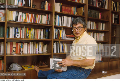 Caption: Nome: .LARONI NEREO.Descrizione: .POLITICO SINDACO DI VENEZIA / NELLA SUA CASA / LIBRERIA.Credit: ©Graziano Arici/Rosebud2 / Costo: .A.Nazione: .ITALIA.Cittˆ: ..Data: .1988