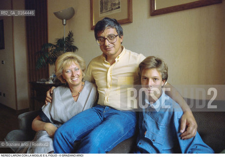 Caption: Nome: .LARONI NEREO.Descrizione: .POLITICO SINDACO DI VENEZIA / CON LA MOGLIE E IL FIGLIO NELLA LORO CASA.Credit: ©Graziano Arici/Rosebud2 / Costo: .A.Nazione: .ITALIA.Cittˆ: ..Data: .1988