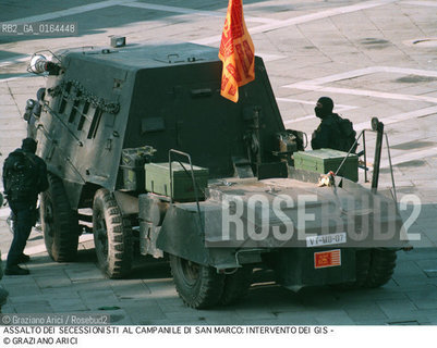 Nome: .LEGA NORD.Descrizione: .ASSALTO DEI SECESSIONISTI AL CAMPANILE DI SAN MARCO / INTERVENTO DEI GIS / CARROARMATO.ASSAULT OF SECESSIONISTS TO SAN MARCO  BELL-TOWER / INTERVENTION OF GIS / TANK.Credit: ©Graziano Arici/Rosebud2 / Costo: .A.Nazione: .ITALIA.ITALY.Cittˆ: .VENEZIA.VENICE.Data: .1997.
