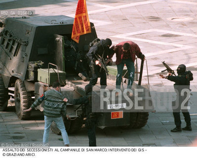 Nome: .LEGA NORD.Descrizione: .ASSALTO DEI SECESSIONISTI AL CAMPANILE DI SAN MARCO / INTERVENTO DEI GIS / CARROARMATO.ASSAULT OF SECESSIONISTS TO SAN MARCO  BELL-TOWER / INTERVENTION OF GIS / TANK.Credit: ©Graziano Arici/Rosebud2 / Costo: .A.Nazione: .ITALIA.ITALY.Cittˆ: .VENEZIA.VENICE.Data: .1997.